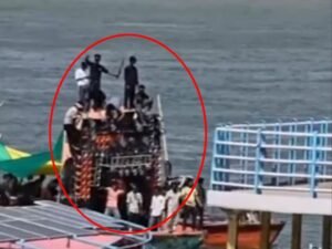 नाव में DJ पार्टी