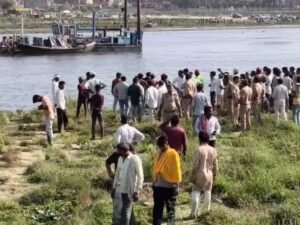 मौके पर जमा भीड़