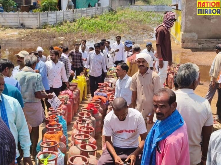 गैस सिलेंडर नहीं मिलने से गुस्साए लोग