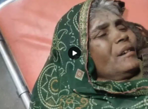 चलती कार से महिला को फेंका