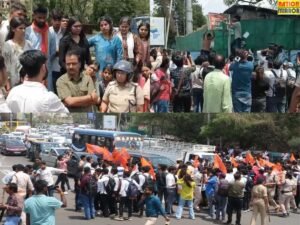 छात्राओं की सुरक्षा को लेकर एबीवीपी का उग्र प्रदर्शन