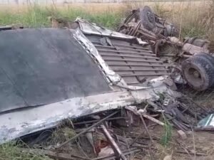 ट्रक के नीचे दबने से पिचकी बस