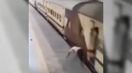 ट्रेन-प्लेटफॉर्म के बीच युवक