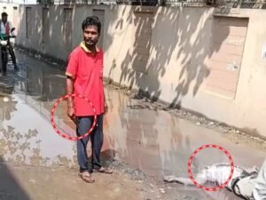 नवी की हत्या के बाद हाथ में चाकू लिए खड़ा राहुल।