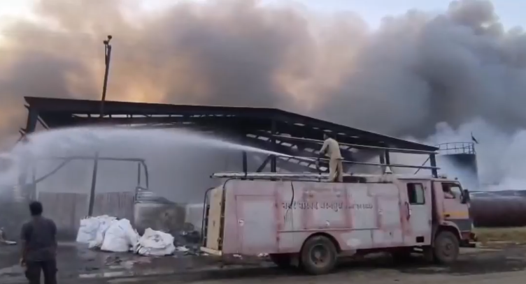 पीथमपुर की फैक्ट्री में भीषण आग