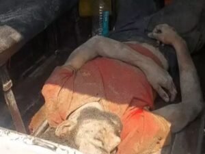 पुलिस आरोपी को भीड़ से छुड़ाकर अस्पताल लाई