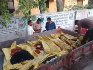 पोस्टमॉर्टम के लिए शव सुरेंद्रनगर सिविल हॉस्पिटल लाए गए।