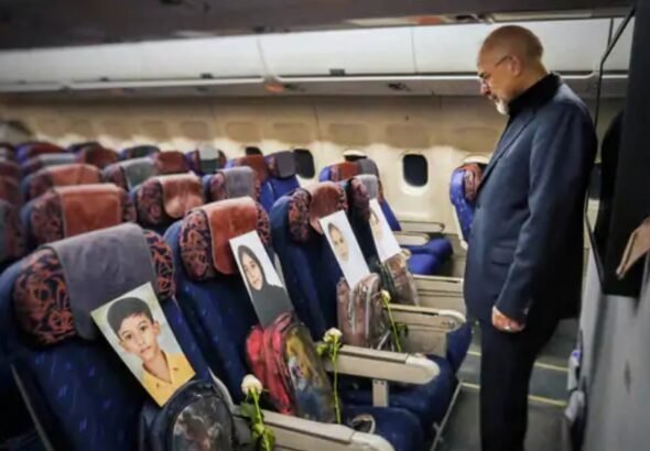 बच्चों की तस्वीर लेकर पहुंचे ईरानी सांसद