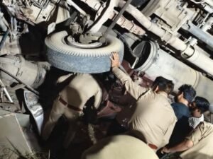 बस में फंसे लोगों को निकालती पुलिस