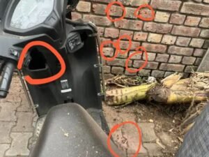 मौके पर यह संदिग्ध स्कूटी दिखी है, जिसके आसपास छर्रे लगने जैसे निशान हैं।