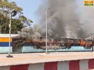रेलवे स्टेशन पर खड़ी ट्रैक मशीन की बोगी में लगी आग