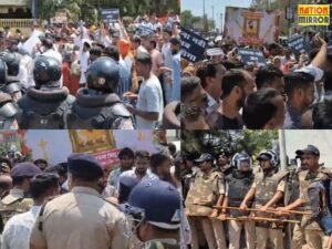 हत्या के विरोध में हिंदू संगठन ने तोड़ा बैरिकेडिंग